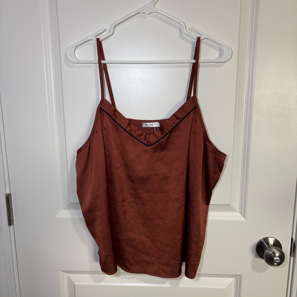 Ekouaer Terracotta V-Neck Camisole Top with Black Trim